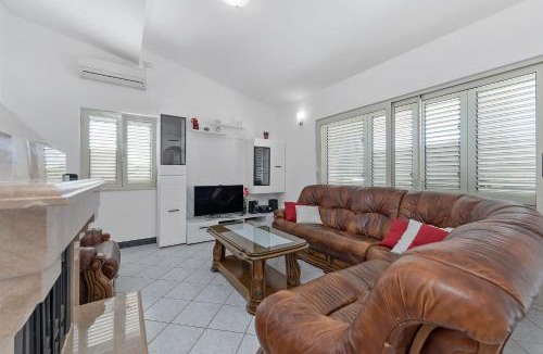 Neoric Villa | Villa Almas