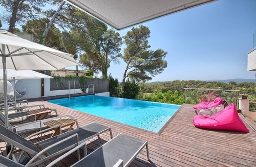 Begur Villa | Villa 'Amapola' with Mountain View, Wi-Fi and Air Conditioning