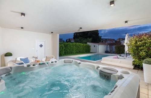 Gregovica Villa | Villa Amia in Pula for 6 people with jacuzzi & kids playground - pet friendly