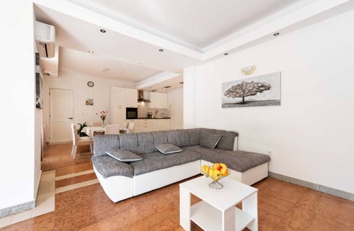 Ruzic House | Villa Ana - 3 bedroom apartment with a Pool