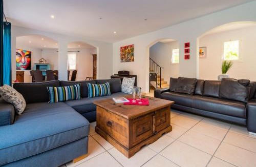 Beziers Villa | Villa Andria Family-friendly trampoline & pool