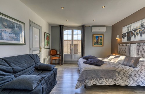 Saint-Thibery House | Villa Angelo - Olive Verte Guest Room with Shared Pool, Wi-Fi & Air Conditioning