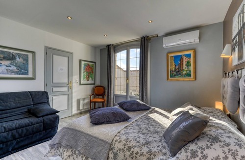 Saint-Thibery House | Villa Angelo - Olive Verte Guest Room with Shared Pool, Wi-Fi & Air Conditioning