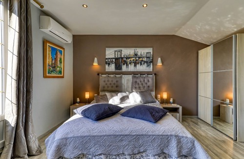 Saint-Thibery House | Villa Angelo - Olive Verte Guest Room with Shared Pool, Wi-Fi & Air Conditioning