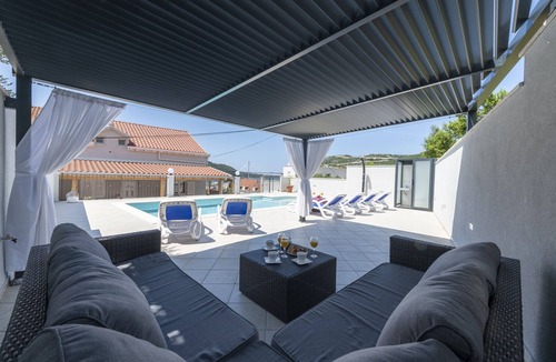 Mokosica Villa | Villa Anny with Private Pool & Free Parking Garage