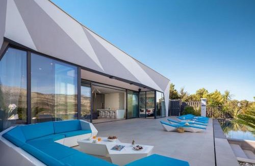 Zrnovo Villa | Villa Aqua Majestic Diamond Sumptuous 5 Bedroom Villa Magnificent Seaview