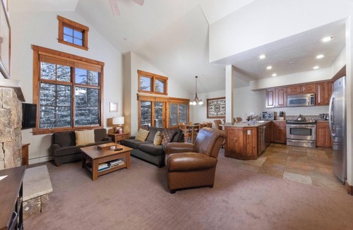 Breckenridge House | Villa at Mountain Thunder: Ski-In, Walk to Town & Gondola, Pool, Hot Tub