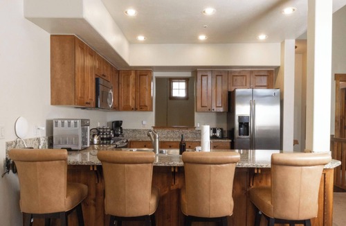 Breckenridge House | Villa at Mountain Thunder: Ski-In, Walk to Town & Gondola, Pool, Hot Tub