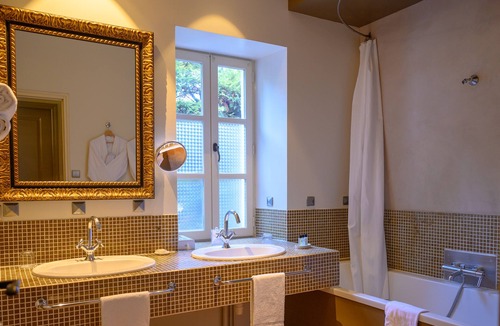 Saint-Paul-Trois-Chateaux Hotel | Villa Augusta