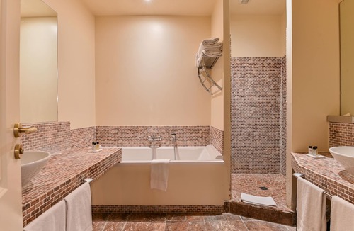 Saint-Paul-Trois-Chateaux Hotel | Villa Augusta