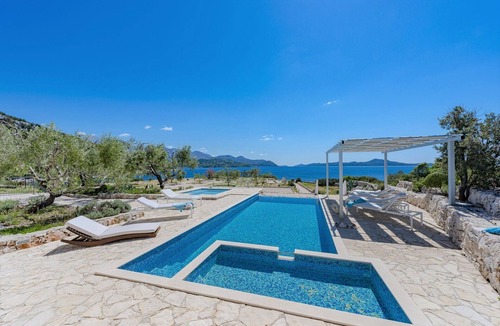Podimoc Villa | Villa Auras with Heated Pool