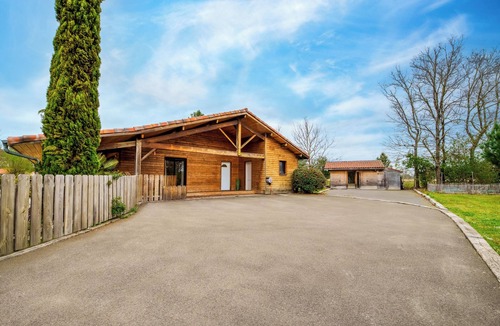 Parentis-en-Born Villa | Villa Avec Piscine et Jaccuzzi. Idéal Pour les Familles Avec Enfants !