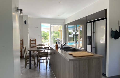 Barjac Villa | Villa Avec Piscine - Jacuzzi - Pétanque