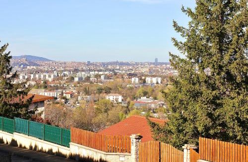 Irigny Apartment | Villa avec vue - terrasse - parking