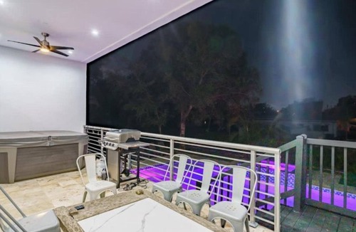 Edgewood House | Villa Azul Luxe Retreat Heated Pool