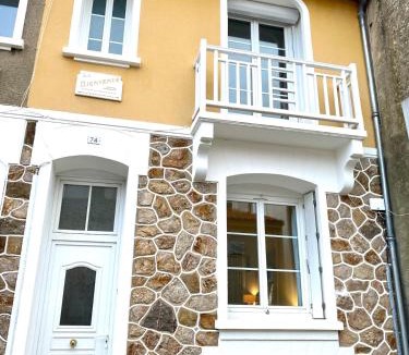 Les Sables d'Olonne House | Villa Bain de mer - 8-10pers - le charme à 50m de la plage avec cour privée