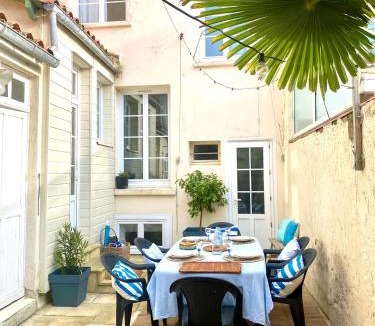 Les Sables d'Olonne House | Villa Bain de mer - 8-10pers - le charme à 50m de la plage avec cour privée