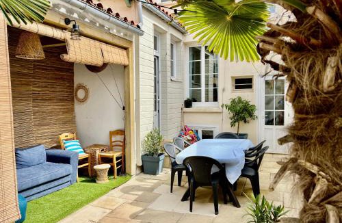 Les Sables d'Olonne House | Villa Bain de mer - 8-10pers - le charme à 50m de la plage avec cour privée