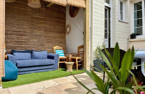 Les Sables d'Olonne House | Villa Bain de mer - 8-10pers - le charme à 50m de la plage avec cour privée