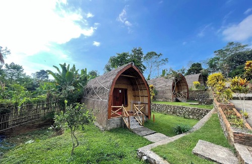 Bayan Villa | Villa Bambu Rinjani & Restaurant