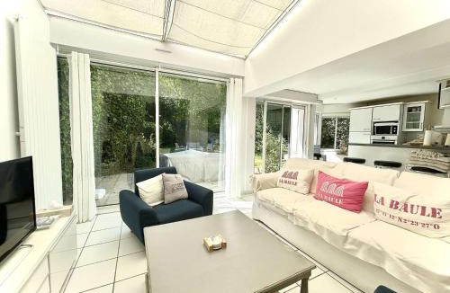 La Baule-Escoublac House | Villa Bauloise 5 pièces, 8 couchages, proche marché, plage, jardin, parking, BBQ - FR-1-245-131