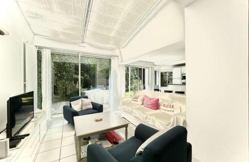 La Baule-Escoublac House | Villa Bauloise 5 pièces, 8 couchages, proche marché, plage, jardin, parking, BBQ - FR-1-245-131