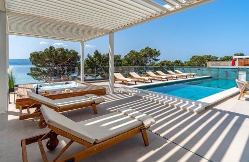 Duce Villa | Villa Bava with 4 En-suite Bedrooms, Heated 33 sqm Pool