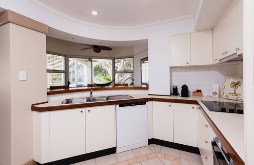 Clifton Beach Apartment | Villa Beach Palm Cove