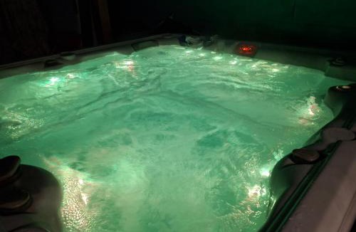 Saint-Fons Villa | VILLA BELLA avec piscine et jacuzzi