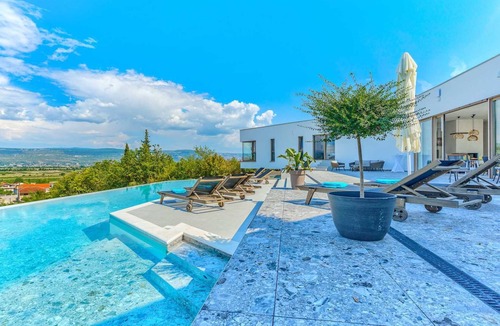 Zmijavci Villa | Villa Belle Vie - abundant in modern facilities, comforts and entertainment by MyWaycation