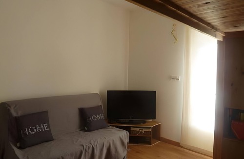 Laudun Villa | Villa “Between Vineyards and Garrigue” with Private Garden, Wi-Fi, and Air Conditioning