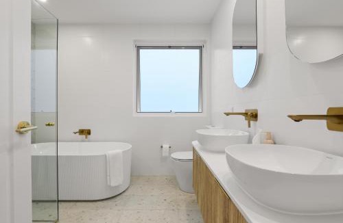 Caves Beach House | Villa Bianco at Caves Beach