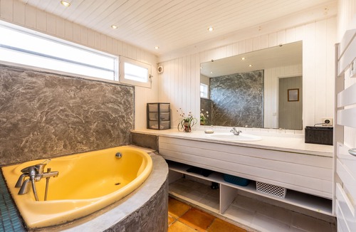 Sanguinet Villa | Villa 'Bleue' with Private Terrace, Wi-Fi and Air Conditioning