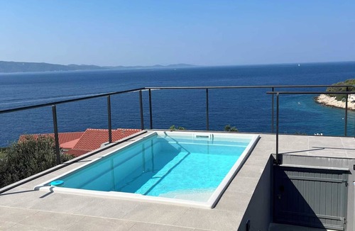 Nerezise Villa | Villa Blue Horizon- beachfront with pool and sea views - concierge