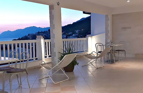 Baska Voda Apartment | Villa Bonaca vacation apartment with a wonderful sun terrace and sea view
