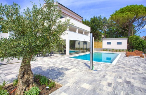 Pinezici Villa | Villa Bonjour with Pool