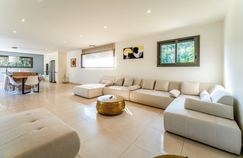 Russan Apartment | Villa 'By the Gardon' with Mountain View, Wi-Fi and Air Conditioning