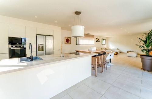 Russan Apartment | Villa 'By the Gardon' with Mountain View, Wi-Fi and Air Conditioning