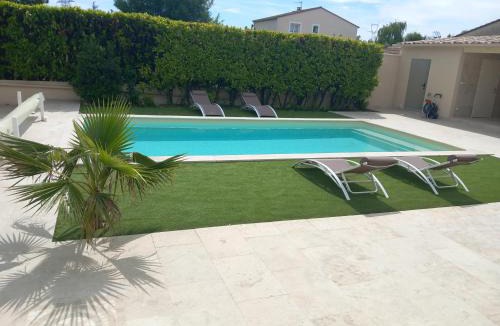 Saint-Paul-les-Fonts Villa | Villa Césarine 4 étoiles, 8 pers, 4 chambres, piscine privée, poolhouse, clim