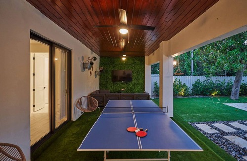 Highland Garden House | Villa Caicos | Outdoor Kitchen | Fire Pit | Pool