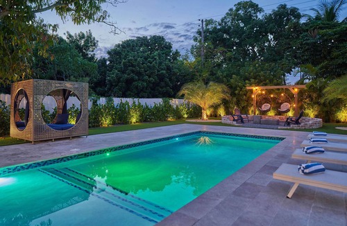Highland Garden House | Villa Caicos | Outdoor Kitchen | Fire Pit | Pool