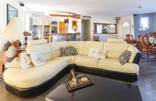 Carcassonne Villa | Villa Carcassonne by Villa Plus