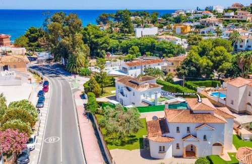 Urbanitzacio la Fustera Villa | Villa Carolina Blanca by Villa Plus