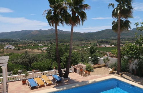 Jalon House | Villa Casa Solvino is modern and detached with beautiful views over the valley