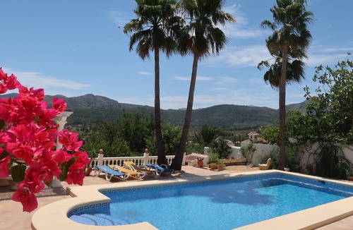 Jalon House | Villa Casa Solvino is modern and detached with beautiful views over the valley