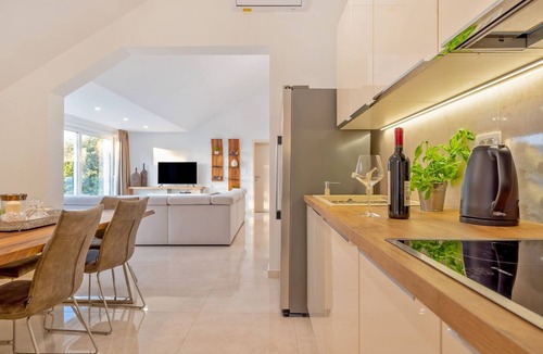 Pucisca Villa | Villa Castello di Pietra Brac with Heated Pool