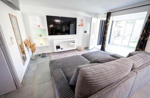 14th Arrondissement Villa | Villa Celesto - Piscine et Jacuzzi privé