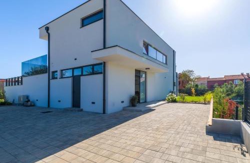 Valbandon Villa | Villa Celi Private Heated Pool & Jacuzzi 4BR Near Fažana & Brijuni