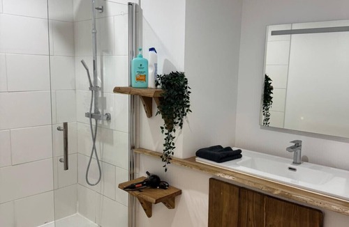 Brive-la-Gaillarde Apartment | Villa Chadourne - Love Room Libération