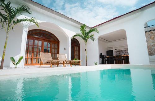 Praya Barat Villa | Villa Charlotte Lancing